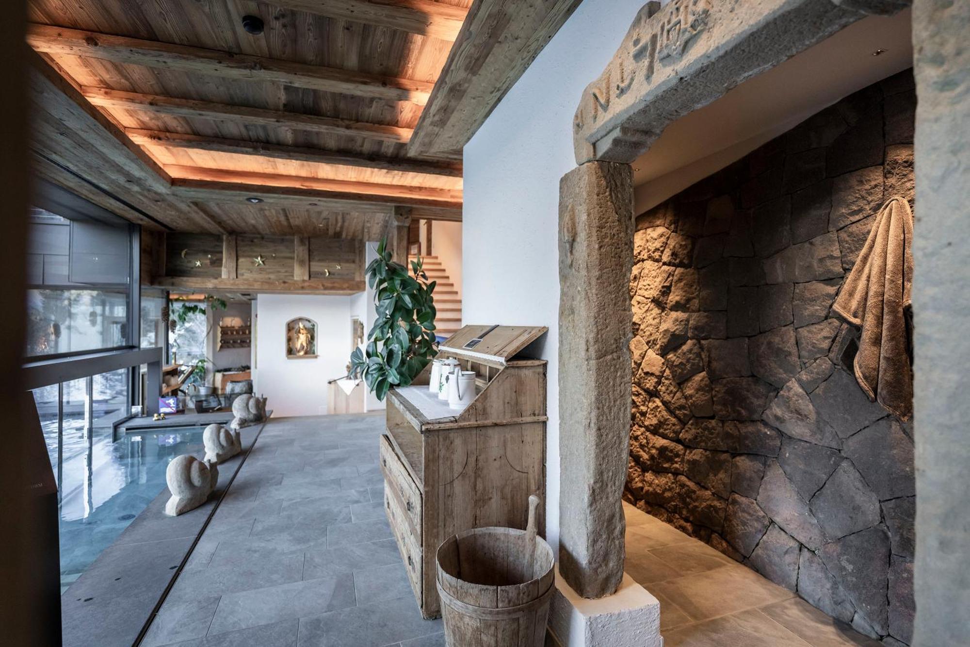 Charmehotel Uhrerhof - Deur St. Ulrich in Gröden